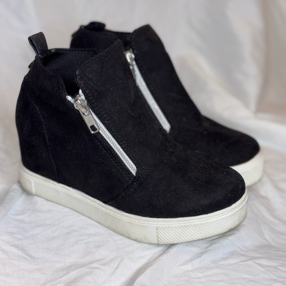 Girls Black Wedge Sneaker Boot with Side Zipper size 1 youth